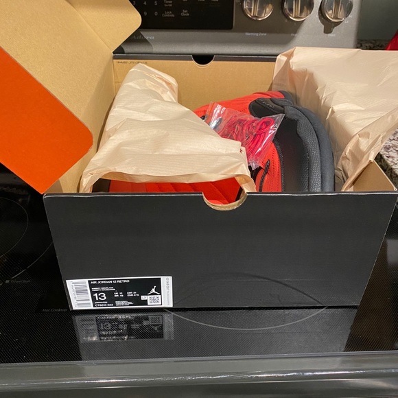 Air Jordan 12 “Reverse Flu” size 13 - Picture 2 of 4